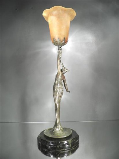 ドーム・ナンシー パート･ド･ヴェールランプ 「花の女性」