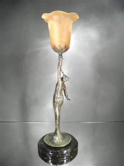 ドーム・ナンシー パート･ド･ヴェールランプ 「花の女性」