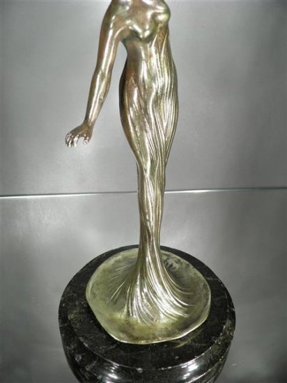 ドーム・ナンシー パート･ド･ヴェールランプ 「花の女性」