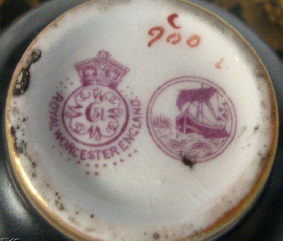 ロイヤルウースター セーブルの青と金彩とジュエルのデミタスカップ