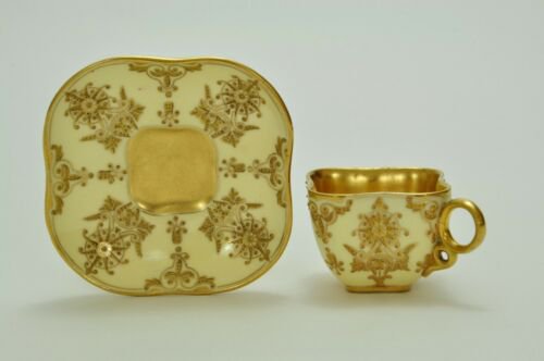 コールポート　クリーム色と金彩の幾何学模様のカップ＆ソーサー