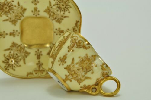 コールポート　クリーム色と金彩の幾何学模様のカップ＆ソーサー