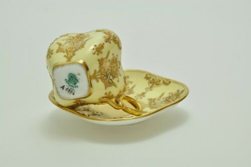 コールポート　クリーム色と金彩の幾何学模様のカップ＆ソーサー