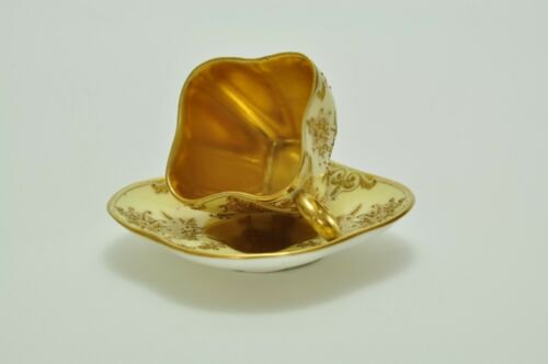 コールポート　クリーム色と金彩の幾何学模様のカップ＆ソーサー