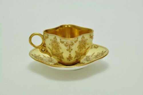 コールポート　クリーム色と金彩の幾何学模様のカップ＆ソーサー