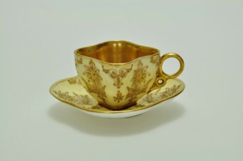 コールポート　クリーム色と金彩の幾何学模様のカップ＆ソーサー