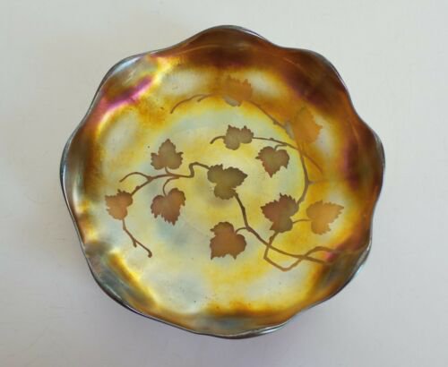 ルイス・カムフォート・ティファニー（Louis Comfort Tiffany）ゴールド・ファブリル・グラス・彫刻入り 皿 1900年