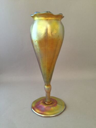 ルイス・カムフォート・ティファニー（Louis Comfort Tiffany）ファブリル・グラス　脚付き花瓶　1910年