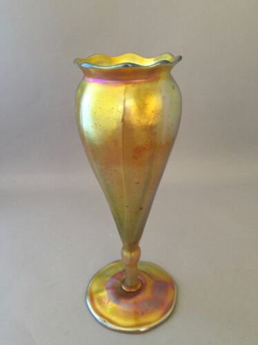 ルイス・カムフォート・ティファニー（Louis Comfort Tiffany）ファブリル・グラス　脚付き花瓶　1910年