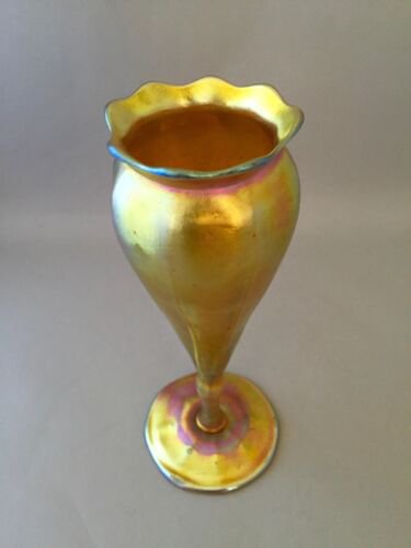 ルイス・カムフォート・ティファニー（Louis Comfort Tiffany）ファブリル・グラス　脚付き花瓶　1910年