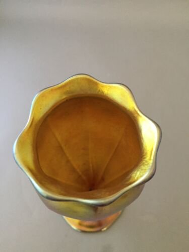 ルイス・カムフォート・ティファニー（Louis Comfort Tiffany）ファブリル・グラス　脚付き花瓶　1910年