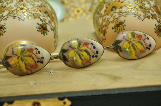 ロイヤルウースター　コーヒーカップとスプーンのセット　エナメル銀の箱入り　1922年製