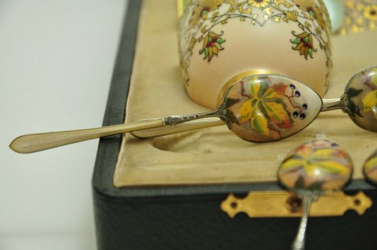 ロイヤルウースター　コーヒーカップとスプーンのセット　エナメル銀の箱入り　1922年製