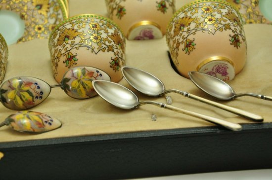 ロイヤルウースター　コーヒーカップとスプーンのセット　エナメル銀の箱入り　1922年製