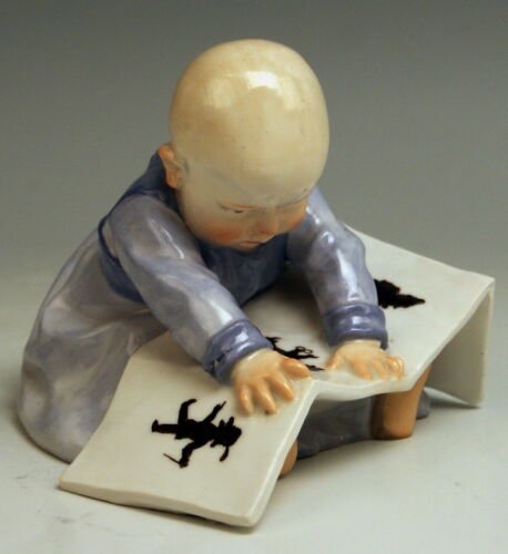 マイセン　ヘンチェル作　絵本を見つめる幼児　1級品