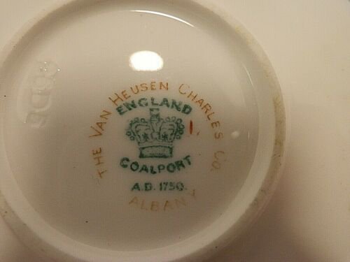 コールポート（COALPORT）赤と金彩のデミタスカップ＆ソーサー