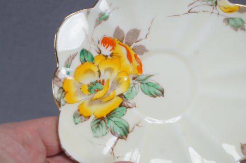 パラゴン　9742　ポピー　ボーンチャイナ　ティーカップ＆ソーサーセット