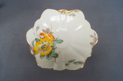 パラゴン　9742　ポピー　ボーンチャイナ　ティーカップ＆ソーサーセット