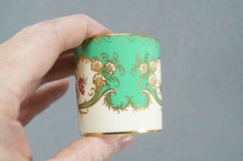 エインズレイ　ボーンチャイナ　花柄　グリーン＆ゴールド　デミタスカップ＆ソーサーセット