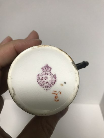 アンティーク　ロイヤルウースター　黒と金　コーヒーカップ　ソーサー　1919年