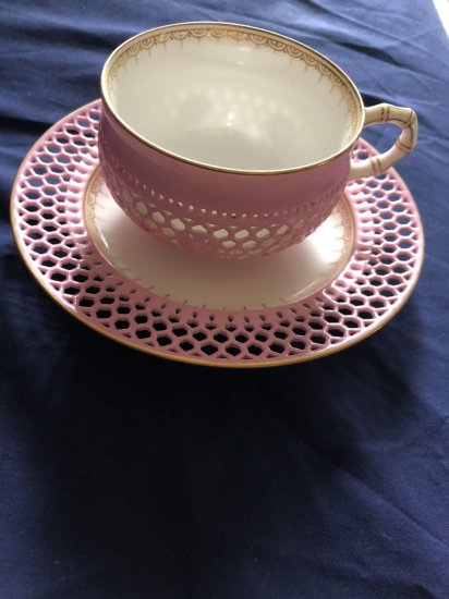 セーブル透かし技術を使ったポンパドールピンクのカップ＆ソーサー