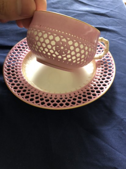 セーブル透かし技術を使ったポンパドールピンクのカップ＆ソーサー