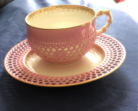 セーブル透かし技術を使ったポンパドールピンクのカップ＆ソーサー