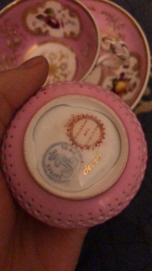 セーブル透かし技術を使ったポンパドールピンクのカップ＆ソーサー