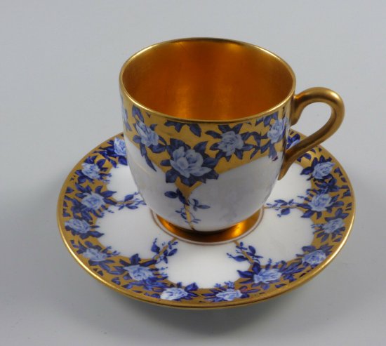 【イギリス製コールポートのカップコレクション】白い薔薇が描かれた金のカップ＆ソーサー・1900年初期