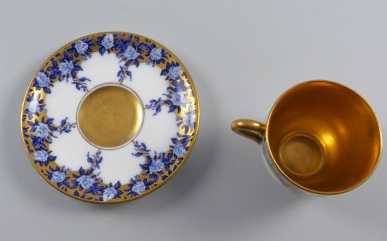 【イギリス製コールポートのカップコレクション】白い薔薇が描かれた金のカップ＆ソーサー・1900年初期