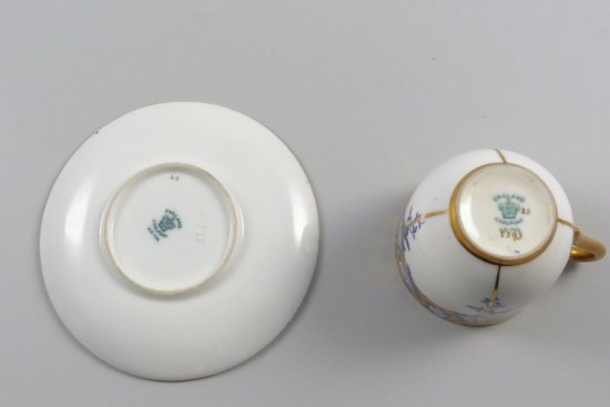 【イギリス製コールポートのカップコレクション】白い薔薇が描かれた金のカップ＆ソーサー・1900年初期
