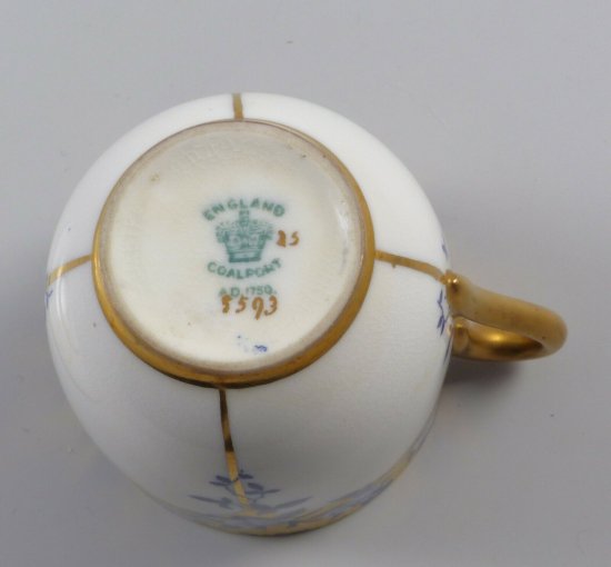 【イギリス製コールポートのカップコレクション】白い薔薇が描かれた金のカップ＆ソーサー・1900年初期