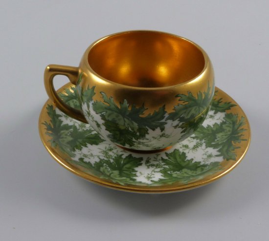 【イギリス製コールポートのカップコレクション】葡萄の葉が描かれた金のカップ＆ソーサー・1900年初期