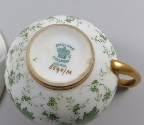 【イギリス製コールポートのカップコレクション】葡萄の葉が描かれた金のカップ＆ソーサー・1900年初期