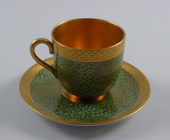 【イギリス製コールポートのカップコレクション】様々なサイズの大理石が描かれた、スケール模様入り金のカップ＆ソーサー・1900年初期