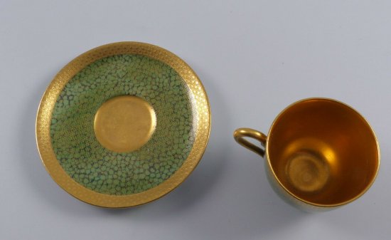 【イギリス製コールポートのカップコレクション】様々なサイズの大理石が描かれた、スケール模様入り金のカップ＆ソーサー・1900年初期