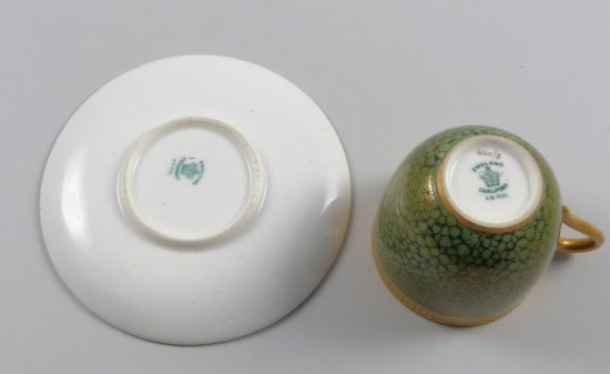 【イギリス製コールポートのカップコレクション】様々なサイズの大理石が描かれた、スケール模様入り金のカップ＆ソーサー・1900年初期