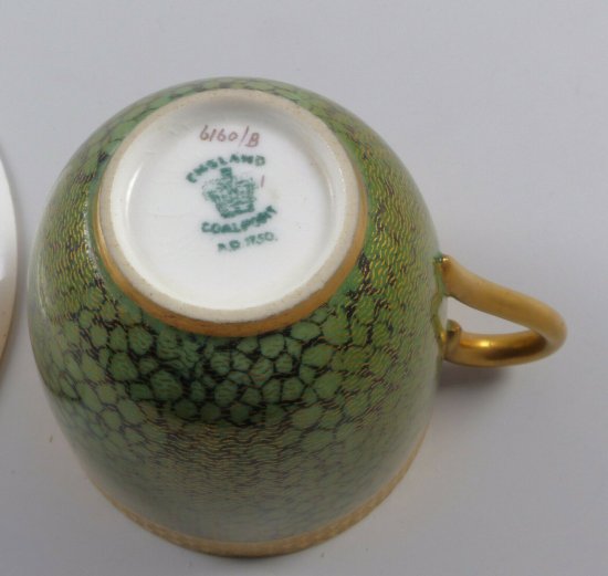 【イギリス製コールポートのカップコレクション】様々なサイズの大理石が描かれた、スケール模様入り金のカップ＆ソーサー・1900年初期