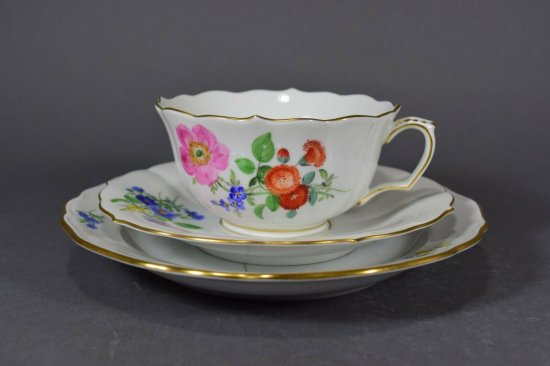 【マイセン陶磁器のティー・食器セット】花が描かれたティーカップ、ソーサー、プレートセット