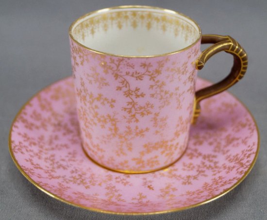 【アンティーク・リモージュ】シダの葉が描かれた、GDMの刻印入りピンクのデミタスカップ＆ソーサー、1882 - 1890年頃