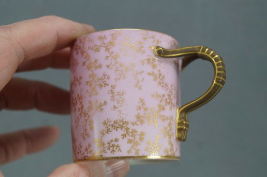 【アンティーク・リモージュ】シダの葉が描かれた、GDMの刻印入りピンクのデミタスカップ＆ソーサー、1882 - 1890年頃