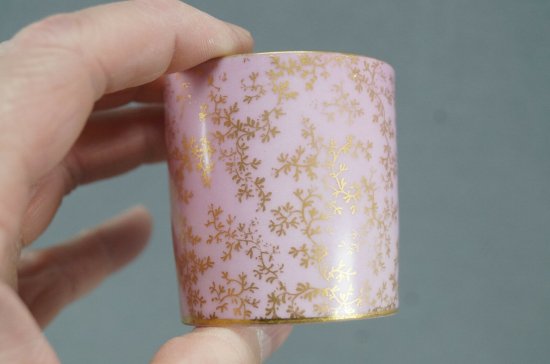 【アンティーク・リモージュ】シダの葉が描かれた、GDMの刻印入りピンクのデミタスカップ＆ソーサー、1882 - 1890年頃