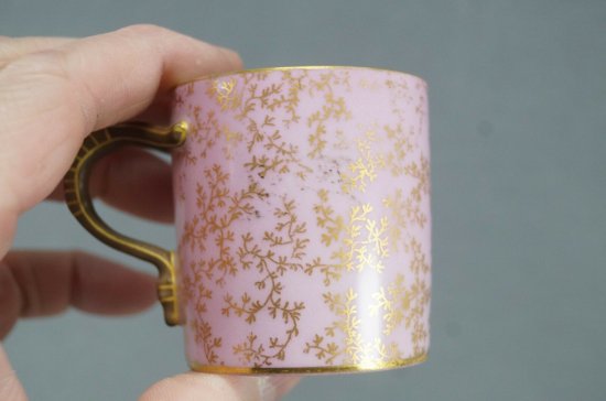 【アンティーク・リモージュ】シダの葉が描かれた、GDMの刻印入りピンクのデミタスカップ＆ソーサー、1882 - 1890年頃