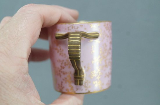 【アンティーク・リモージュ】シダの葉が描かれた、GDMの刻印入りピンクのデミタスカップ＆ソーサー、1882 - 1890年頃