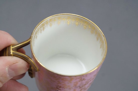 【アンティーク・リモージュ】シダの葉が描かれた、GDMの刻印入りピンクのデミタスカップ＆ソーサー、1882 - 1890年頃