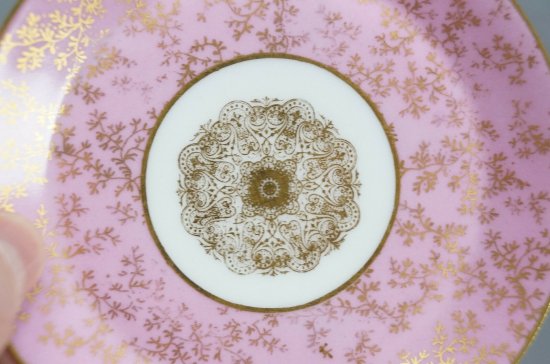 【アンティーク・リモージュ】シダの葉が描かれた、GDMの刻印入りピンクのデミタスカップ＆ソーサー、1882 - 1890年頃