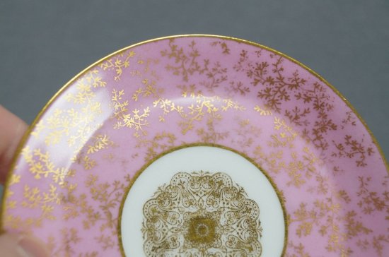 【アンティーク・リモージュ】シダの葉が描かれた、GDMの刻印入りピンクのデミタスカップ＆ソーサー、1882 - 1890年頃