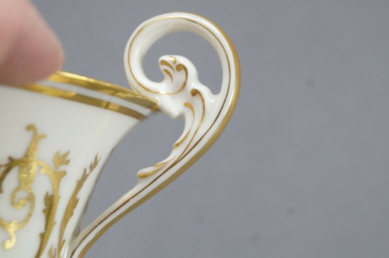 【フランス製リモージュ】風景が描かれた金色のチョコレートカップ＆ソーサー、1919〜1934年頃