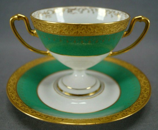 【リモージュ・ゲラン】百合の花がちりばめられた、緑のペデスタルブイヨンカップ