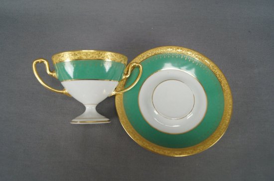 【リモージュ・ゲラン】百合の花がちりばめられた、緑のペデスタルブイヨンカップ